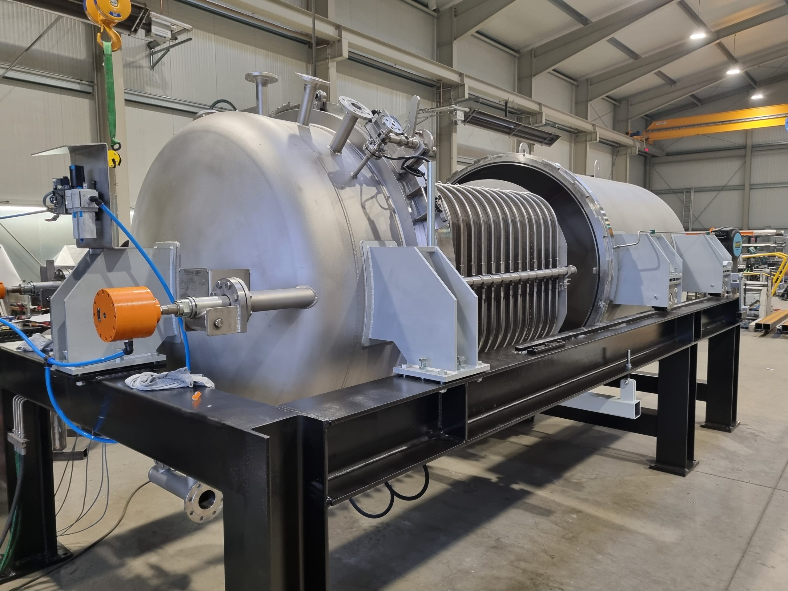 Vertical Leaf Horizonal Tank (Poland)